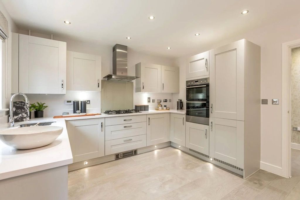 Property photo 1 of 11 Kitchen