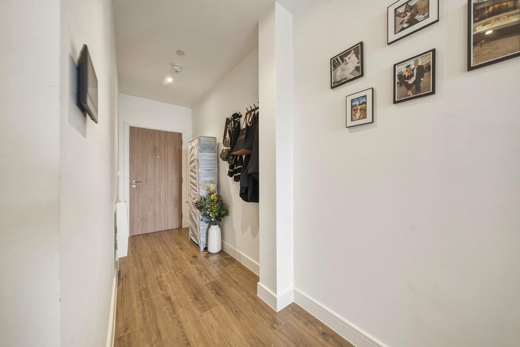 Property photo 2 of 18 Hallway