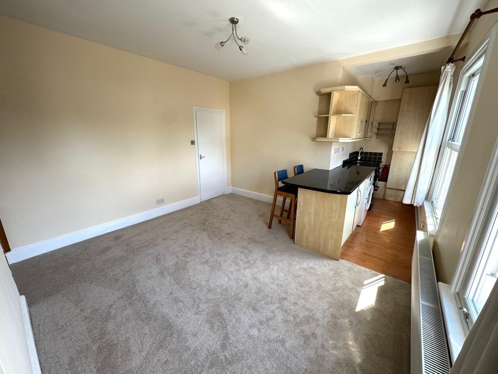 Property photo 3 of 8 Lounge 2