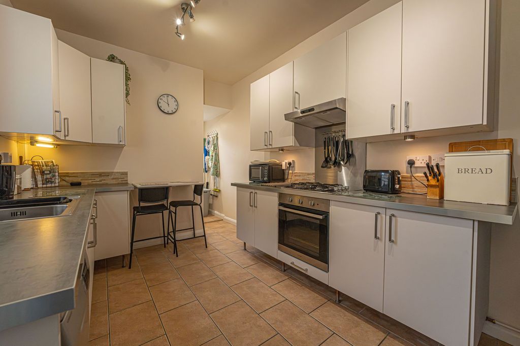 Property photo 3 of 28