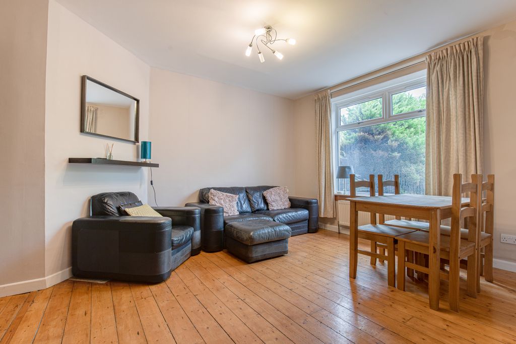 Property photo 3 of 14 Livingangle1