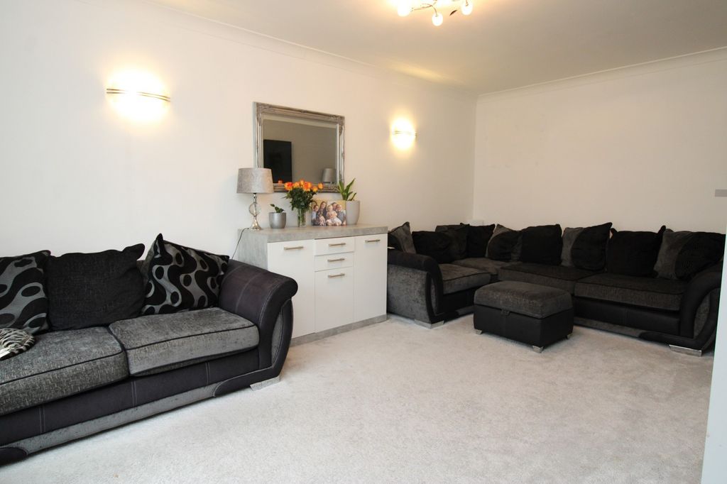 Property photo 3 of 11 Lounge Additional