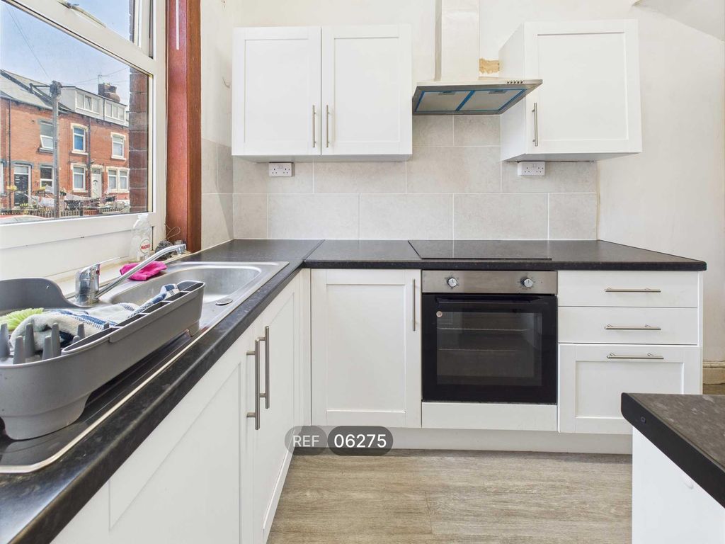 Property photo 2 of 7 Kitchen