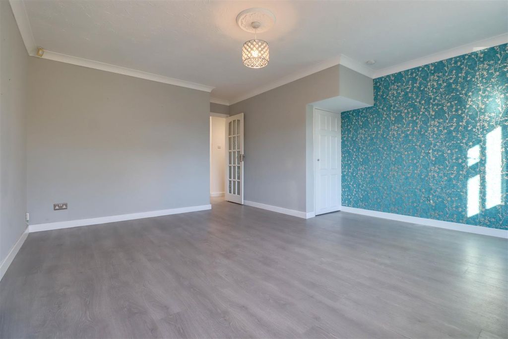 Property photo 3 of 15 9 Heybridge Drive. 2-6.Jpg