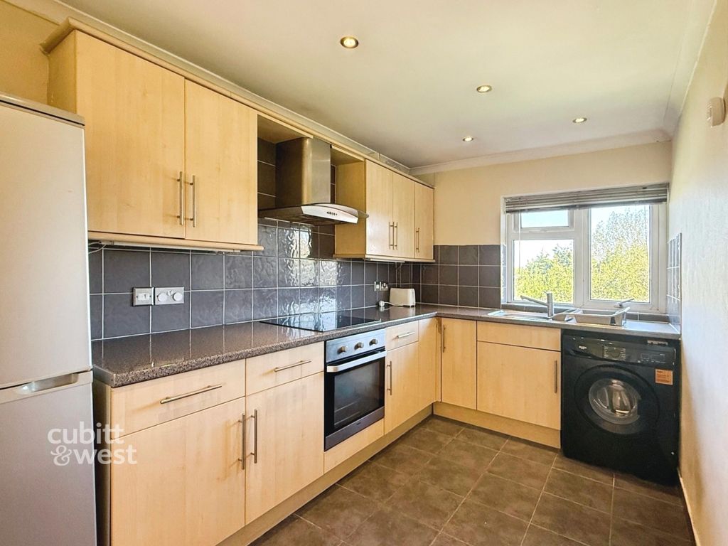 Property photo 3 of 19 Kitchen