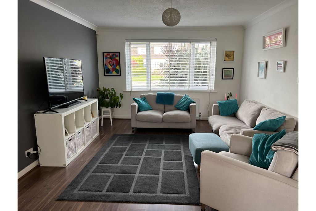 Property photo 1 of 11 Living Room
