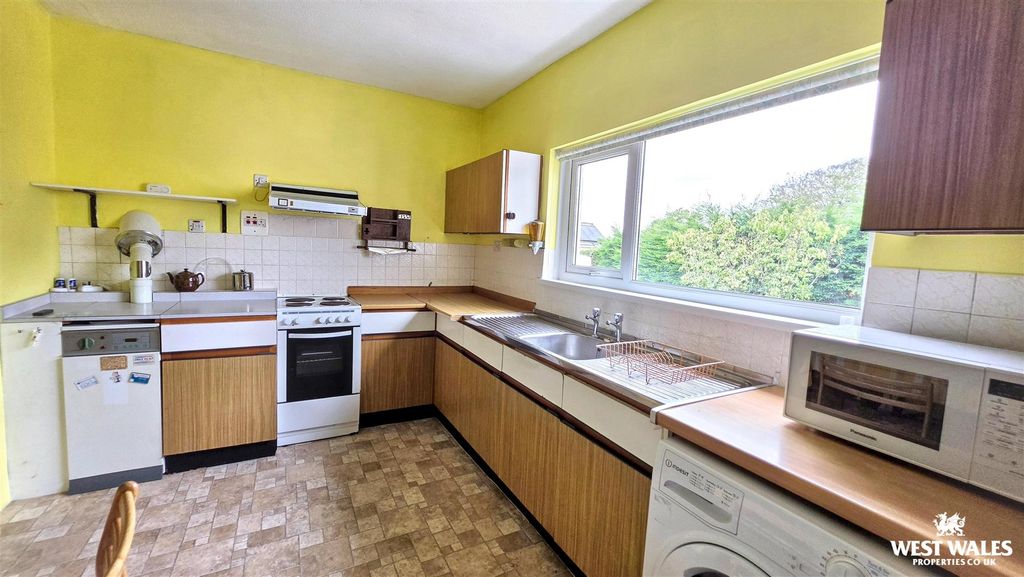 Property photo 3 of 29 Kitchen 3 (3).Jpg
