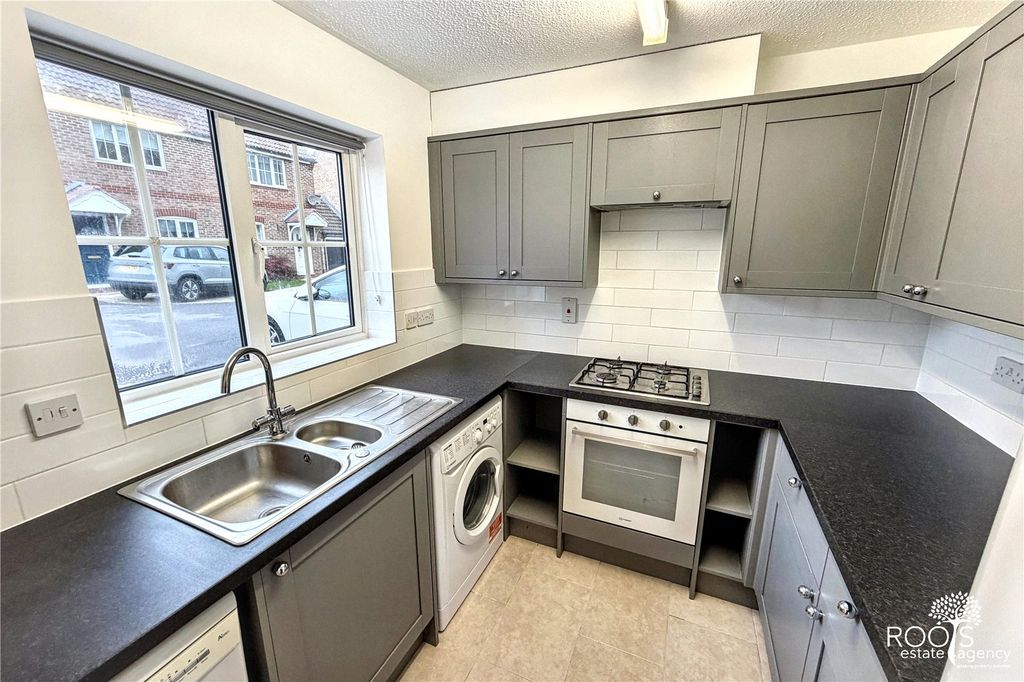 Property photo 3 of 10 Kitchen