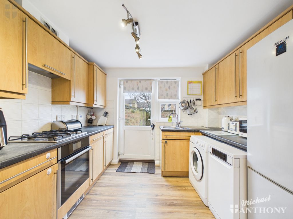 Property photo 3 of 14 Cam03218G0-Pr0927-Still010