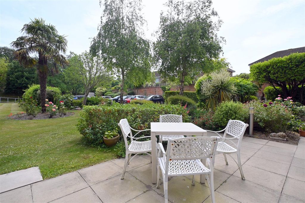 Property photo 2 of 15 Communal Gardens