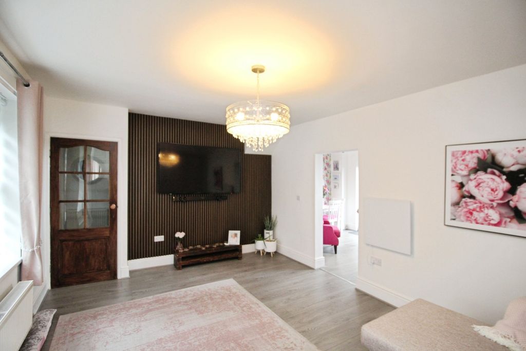 Property photo 3 of 17 Lounge