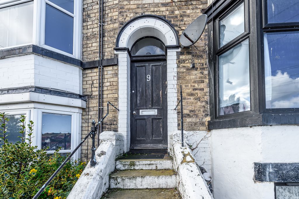 Property photo 2 of 31