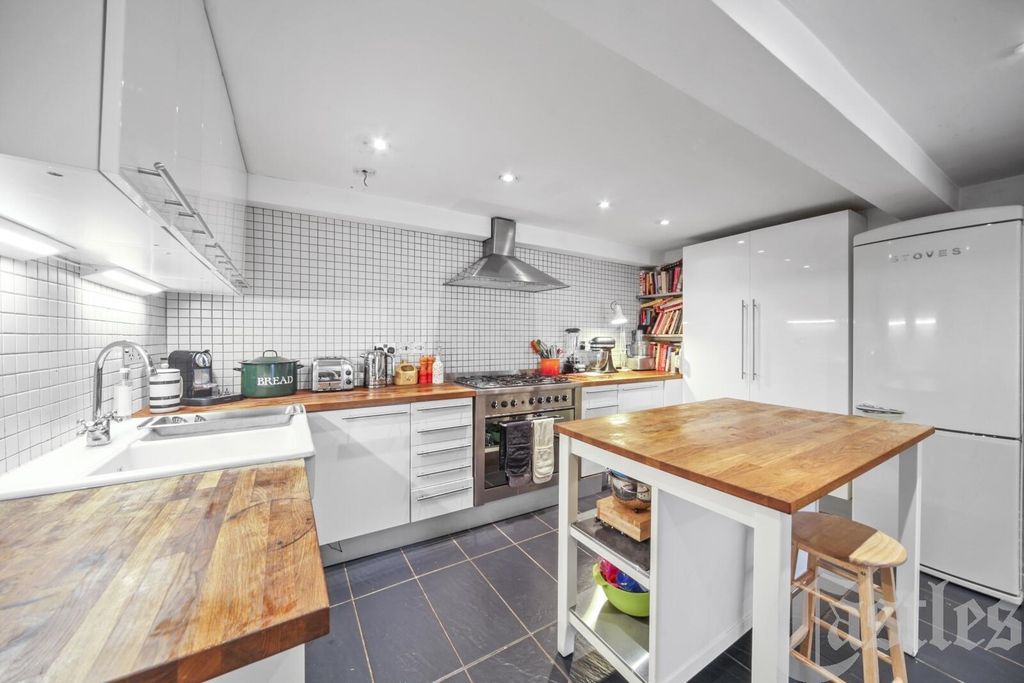 Property photo 2 of 17 Kitchen