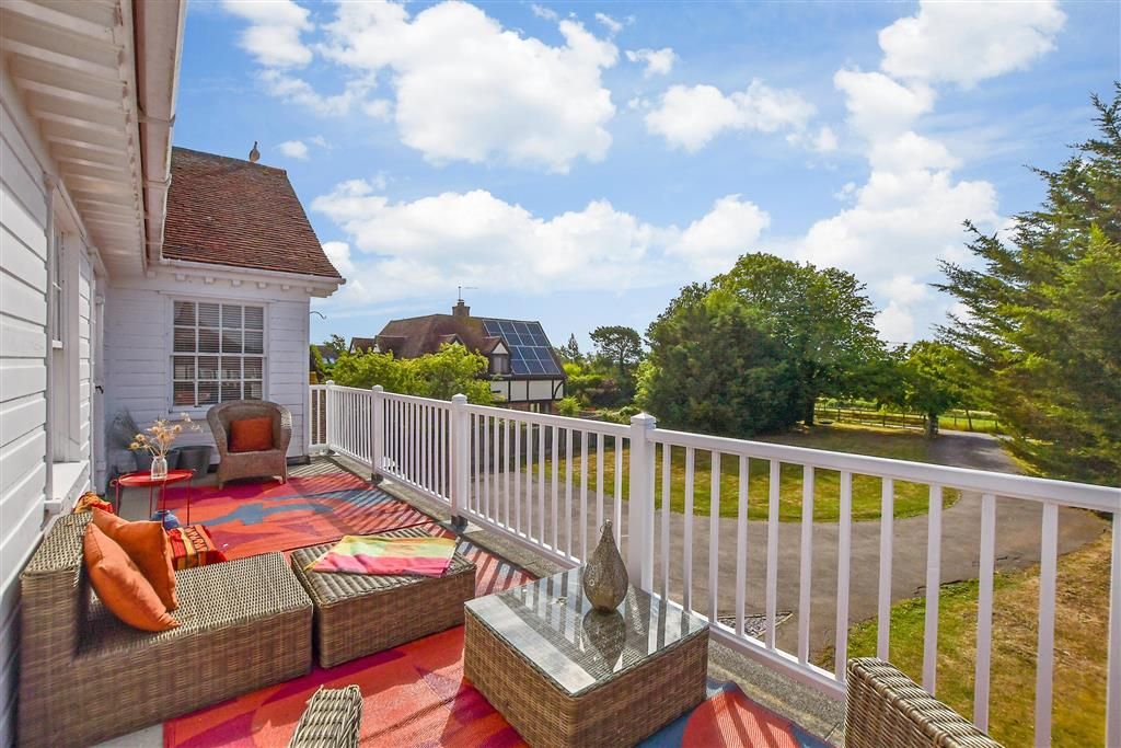 Property photo 3 of 18 Balcony / Terrace