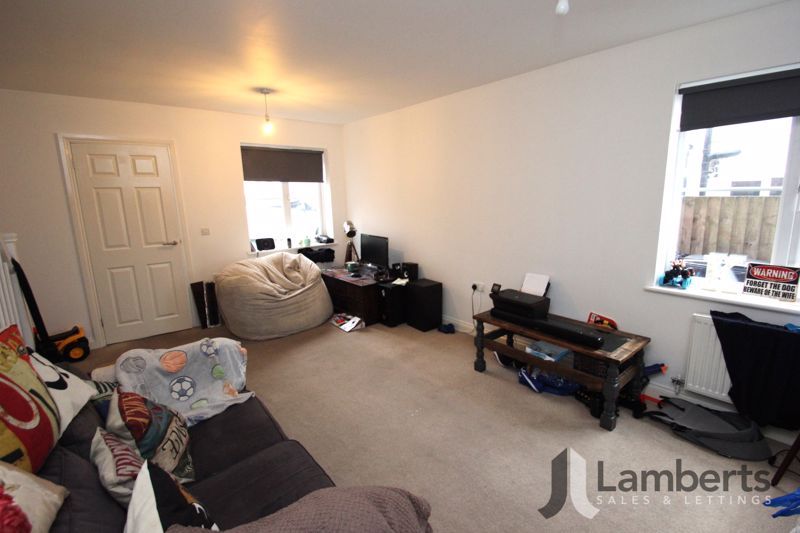 Property photo 3 of 17 Lounge