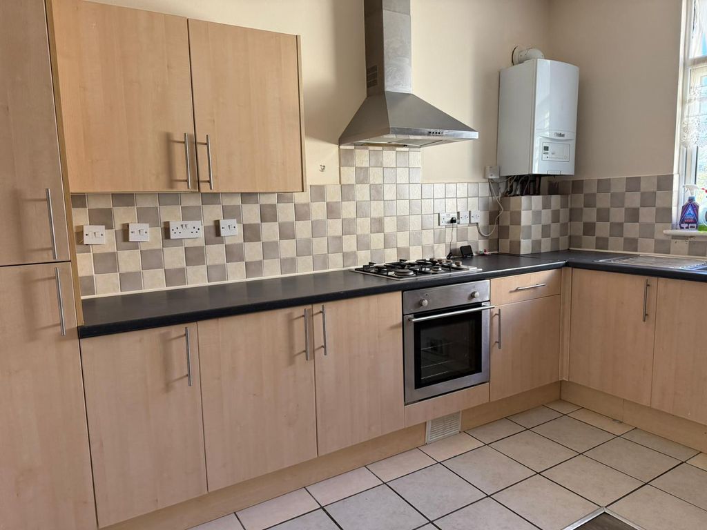 Property photo 1 of 7 Two Bedroom First Floor Flat Top Of The Shop - High Road Ilford