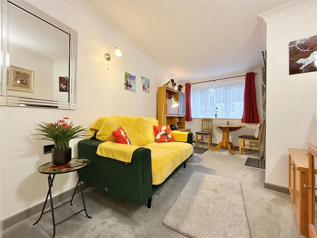 Property photo 3 of 10 Livign Space.Jpg
