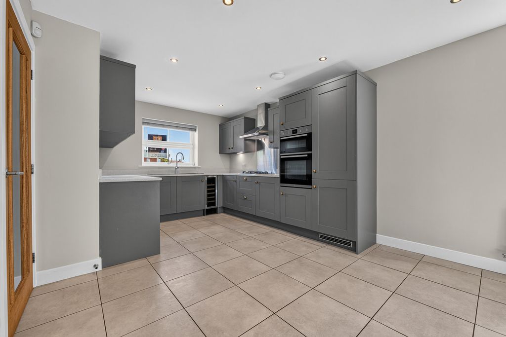 Property photo 2 of 32