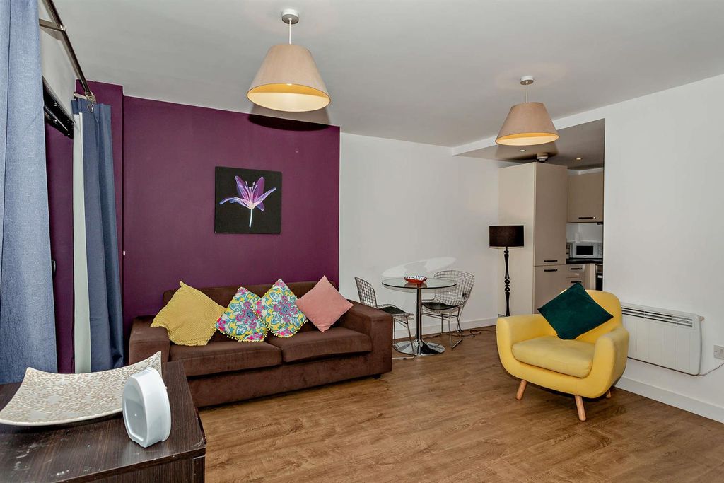 Property photo 3 of 13 8663969-Interior10-800.Jpg