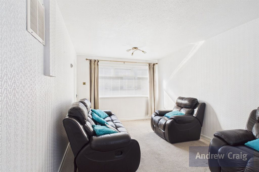 Property photo 2 of 16 Lounge