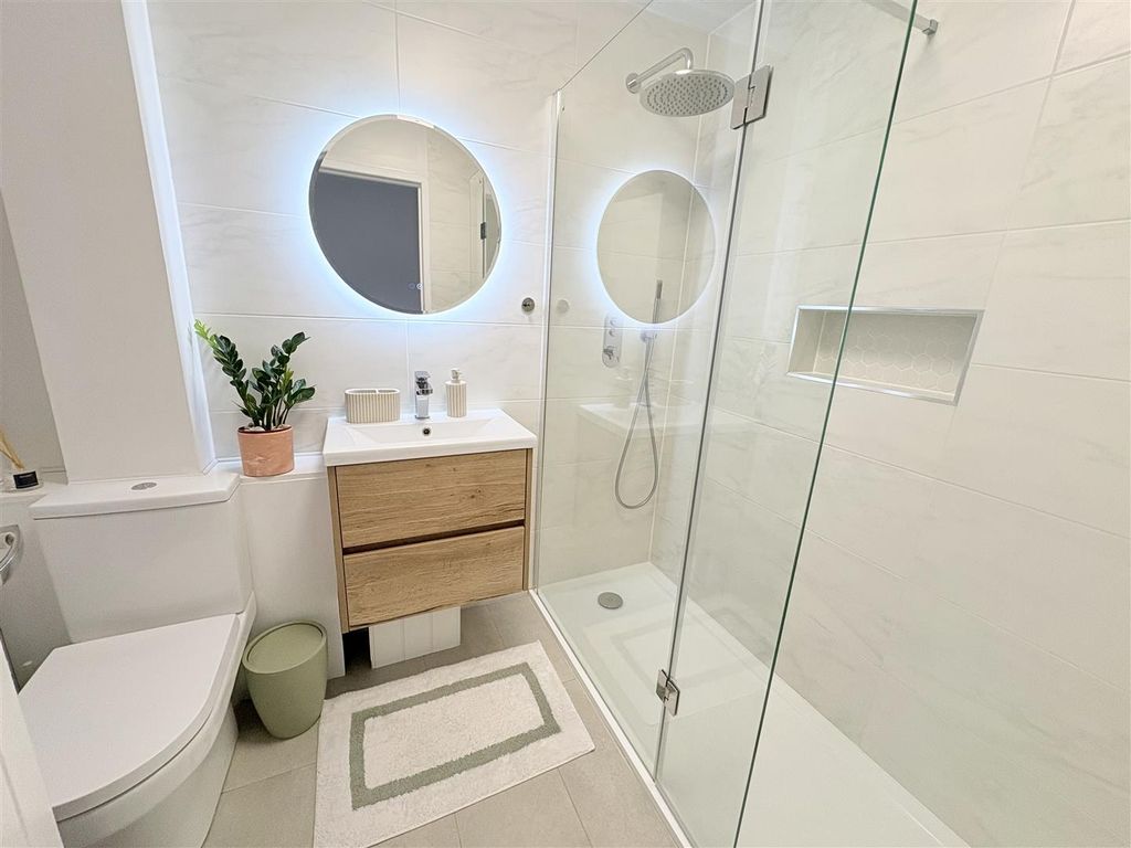 Property photo 3 of 16 Bath Crom.Jpeg
