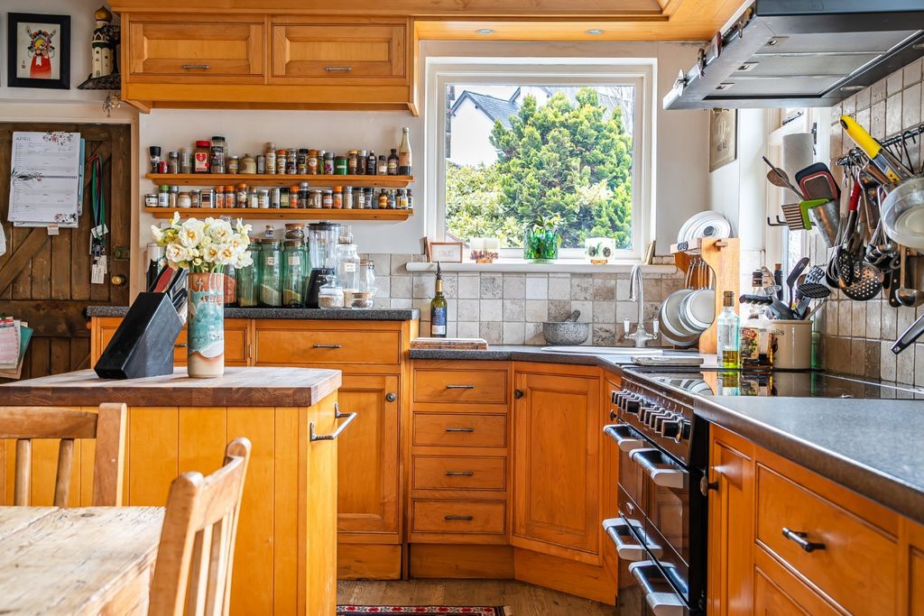 Property photo 3 of 20 Kitchen