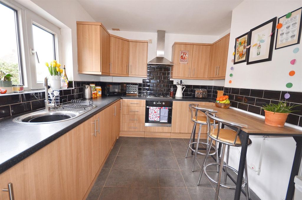 Property photo 3 of 14 Kitchen