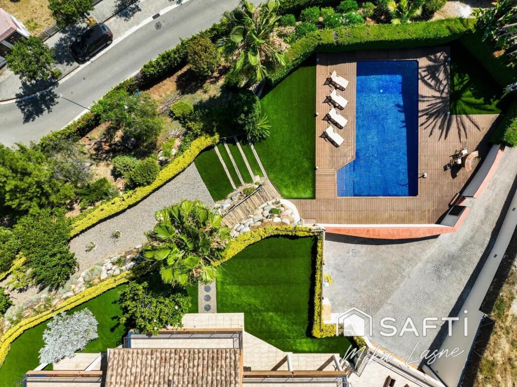 Property photo 2 of 53