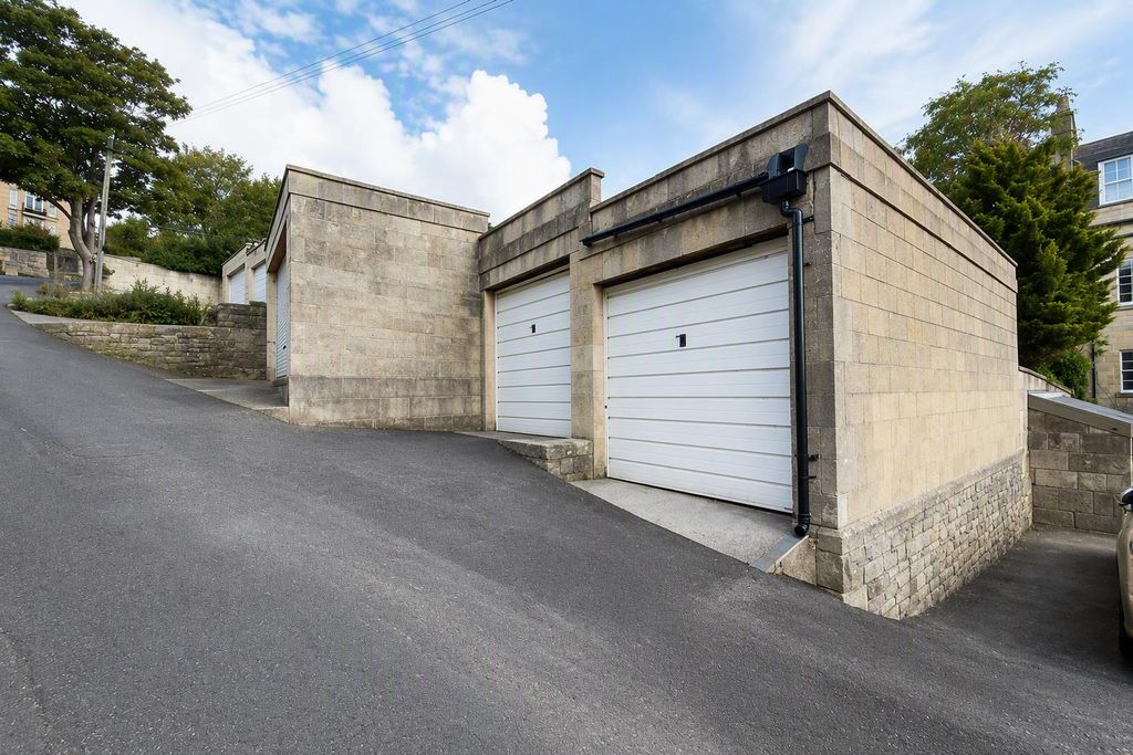 Property photo 1 of 1 Garage