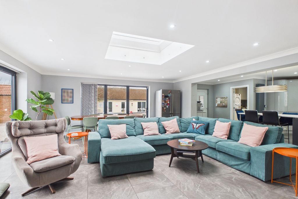 Property photo 3 of 59 A Relaxed, Social Space To Cook, Unwind, And Spend