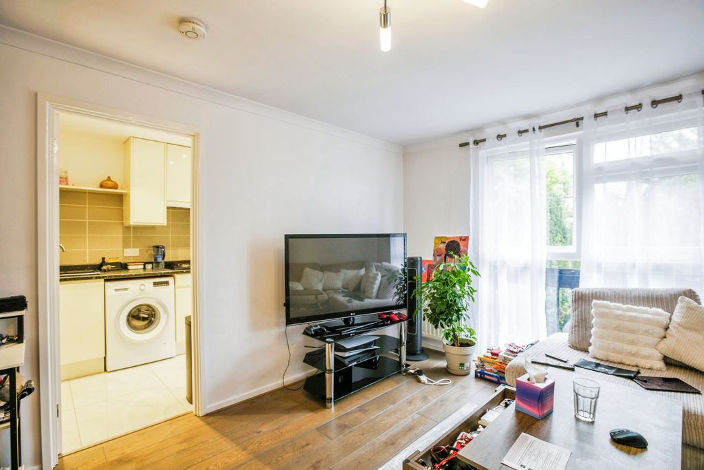 Property photo 3 of 13 Lounge