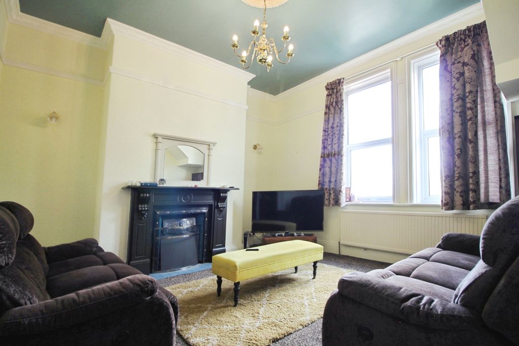 Property photo 2 of 18 Bedroom / Lounge