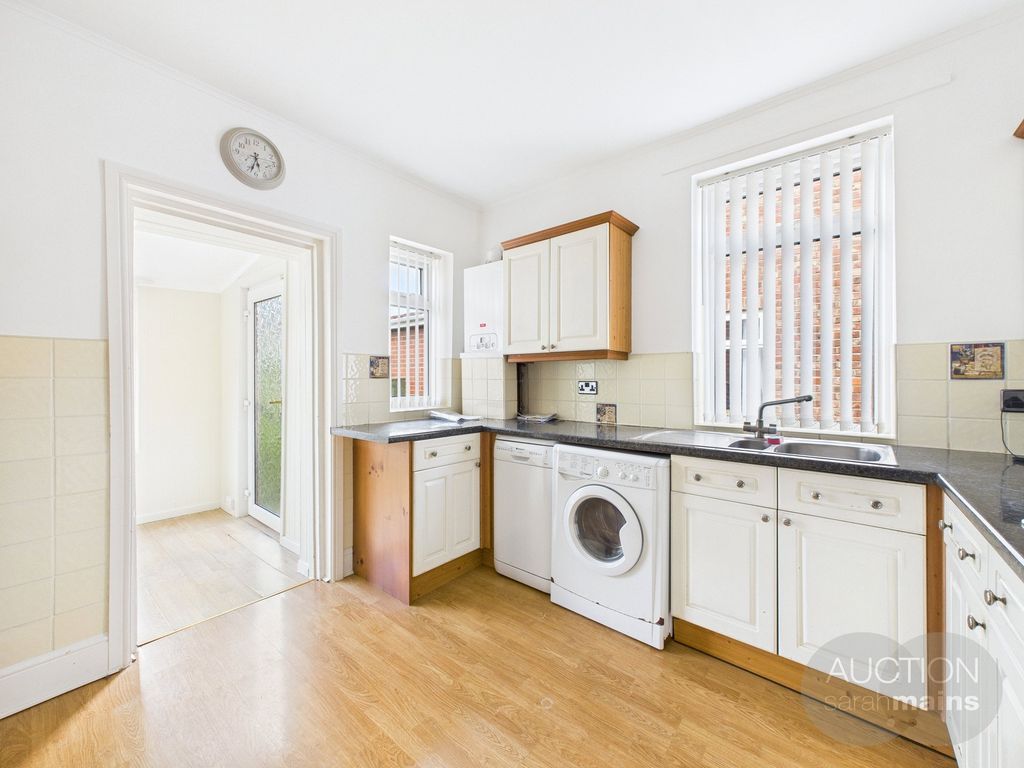Property photo 3 of 10 Kitchen