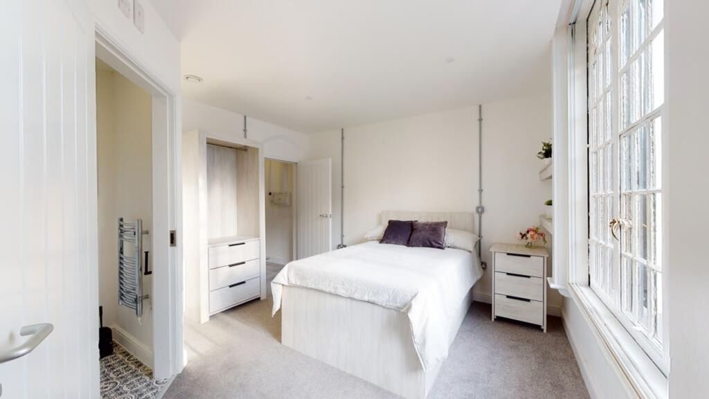 Property photo 1 of 8 A Spacious And Well-Lit Large Double Bedroom, Perf...