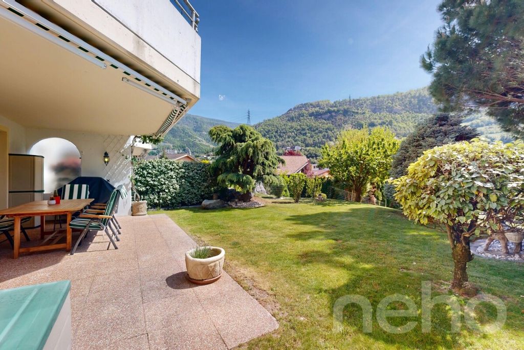 Property photo 2 of 12