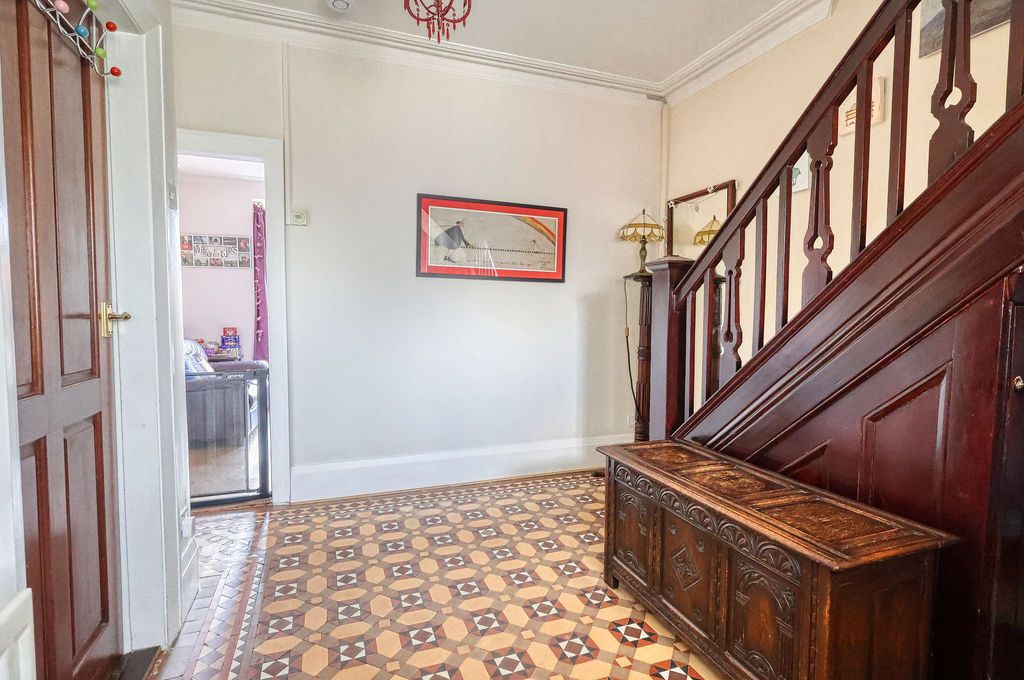 Property photo 2 of 18 Hallway