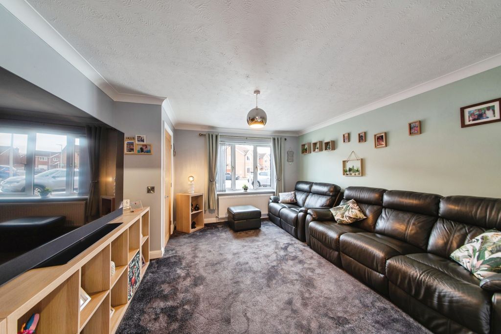 Property photo 3 of 22 Lounge,