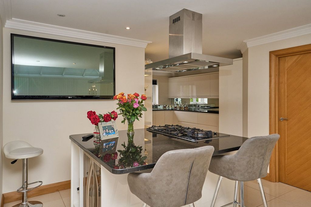 Property photo 2 of 24