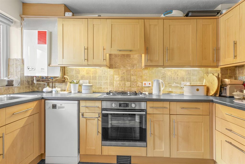 Property photo 3 of 13 71 Lansdowne Way, Hp11 1Tw-12.Jpg