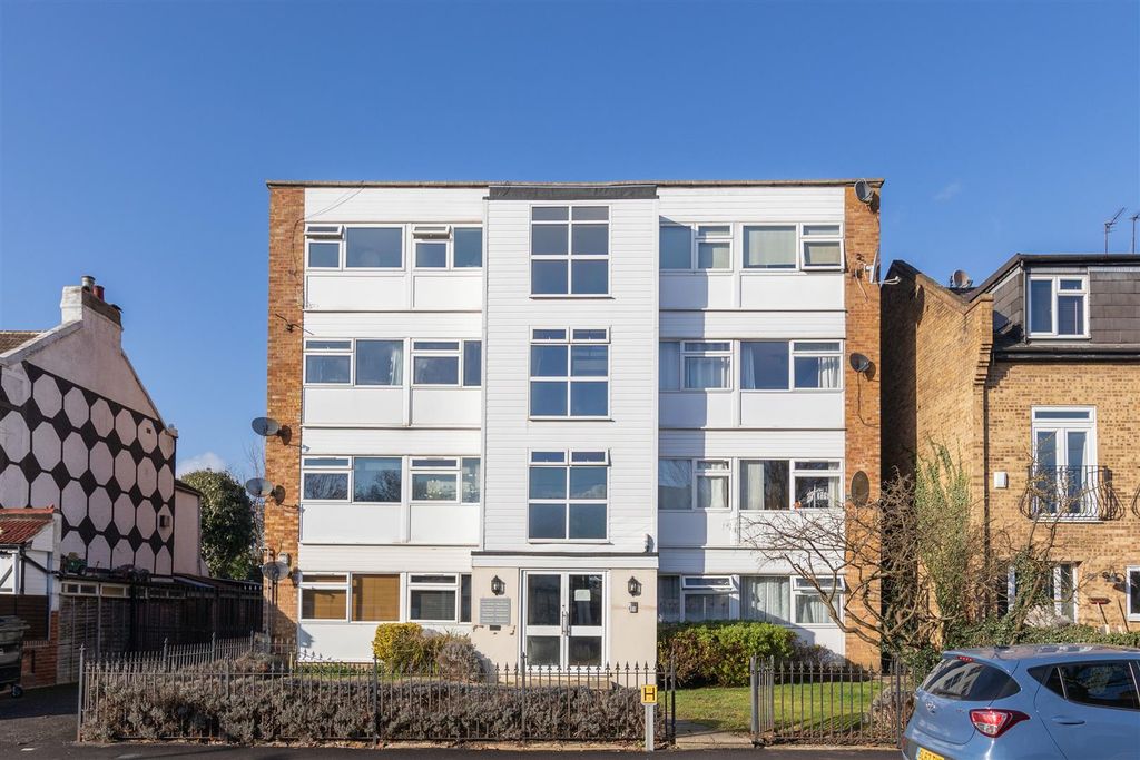 Property photo 1 of 23 Chingford Avenue, E4