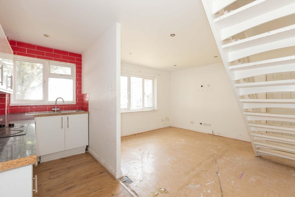 Property photo 3 of 10 Lodge Close_5.Jpg