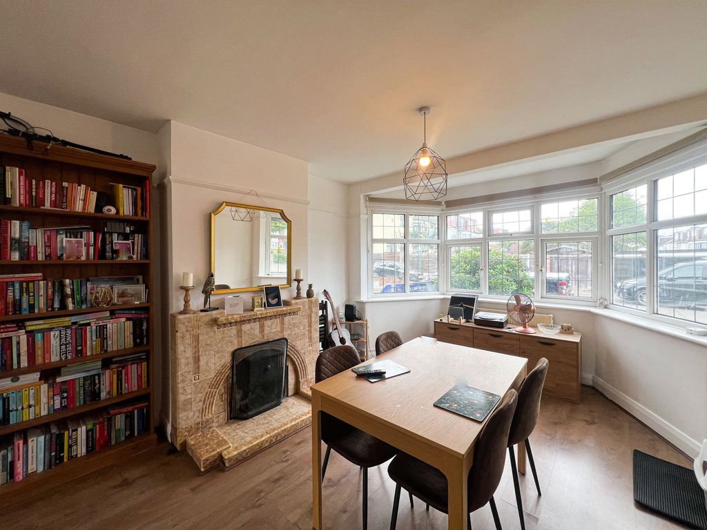 Property photo 2 of 12 Eaton Rise E11