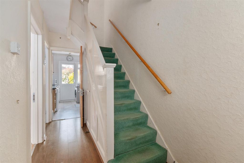 Property photo 2 of 11 Glenthorpe Road