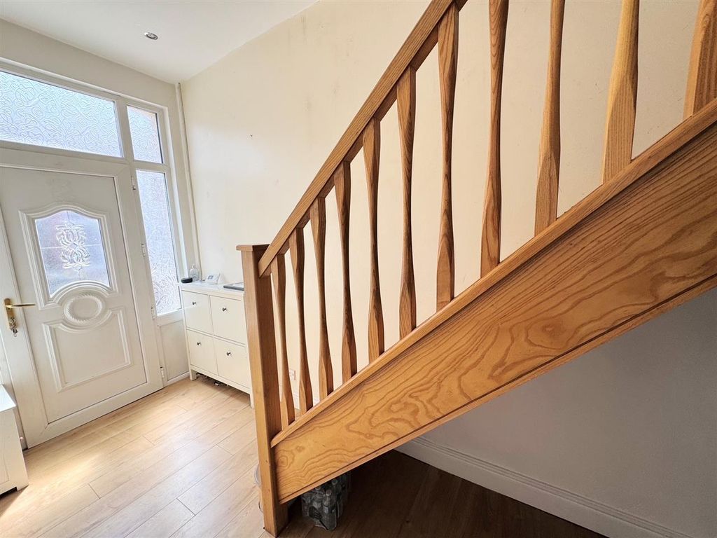 Property photo 2 of 11 Entrance Hall