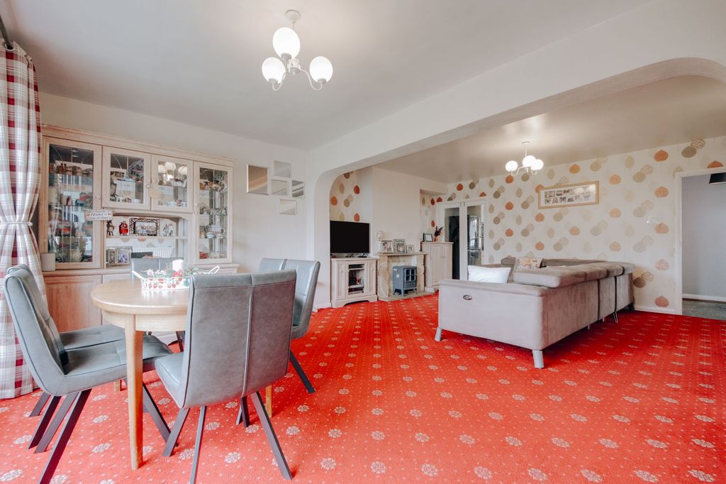 Property photo 1 of 13 Through-Lounge