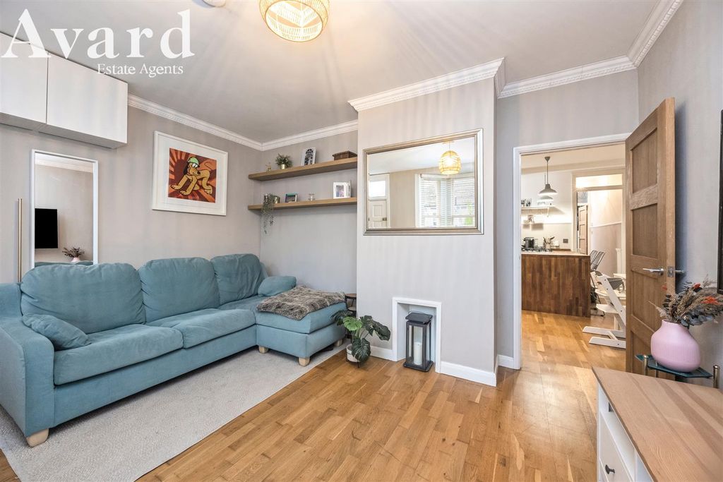 Property photo 2 of 22 Crescent Road, 16_002.Jpg