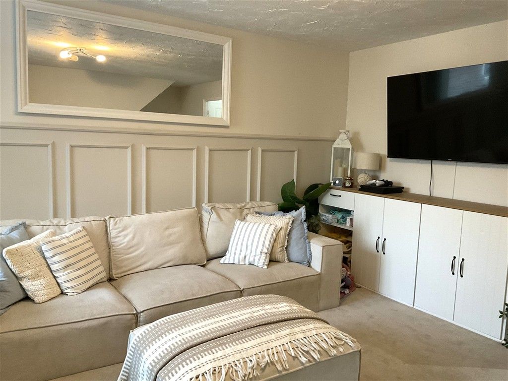 Property photo 3 of 12 Lounge