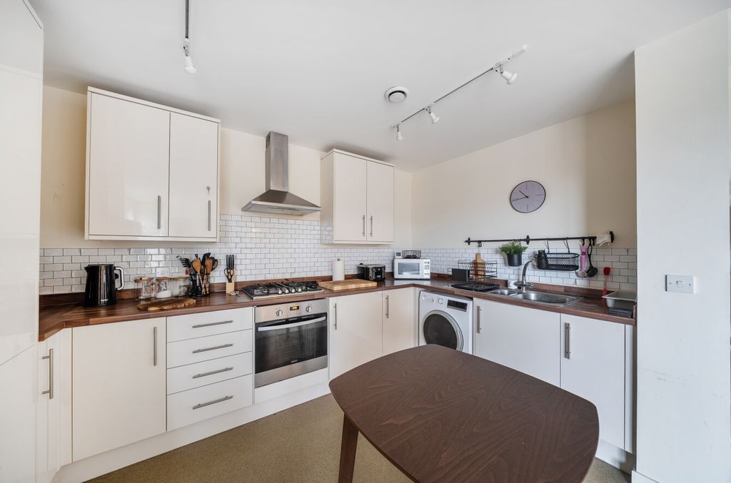 Property photo 3 of 6 1387908-14-693c46...