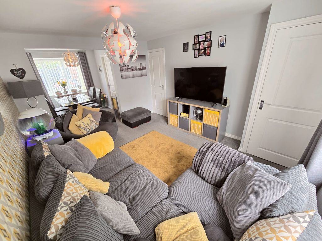 Property photo 3 of 19 Lounge B