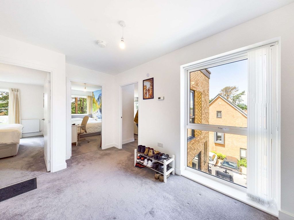 Property photo 2 of 8 Entrance Hall